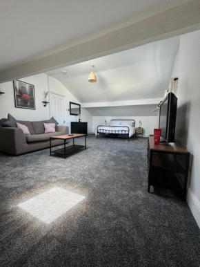 The Eaves - Victorian second floor, open plan apartment
